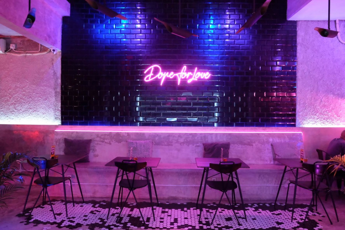 Salah satu hiasan neon light di interior Dope Burger & Co.